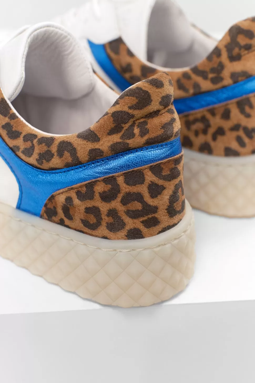 One Step O.Olivia - Sneakers Basses Blanches En Cuir Avec Decoupes Bleu Metallise Et Motif Leopard Hot